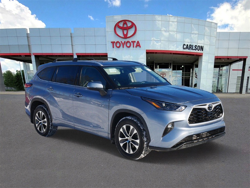 Used 2022 Toyota Highlander XLE with VIN 5TDHZRBH0NS204611 for sale in Minneapolis, Minnesota