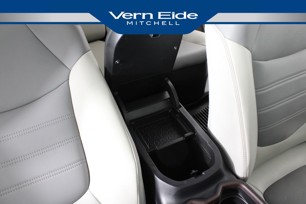 2019 Toyota RAV4 Hybrid Limited photo 4