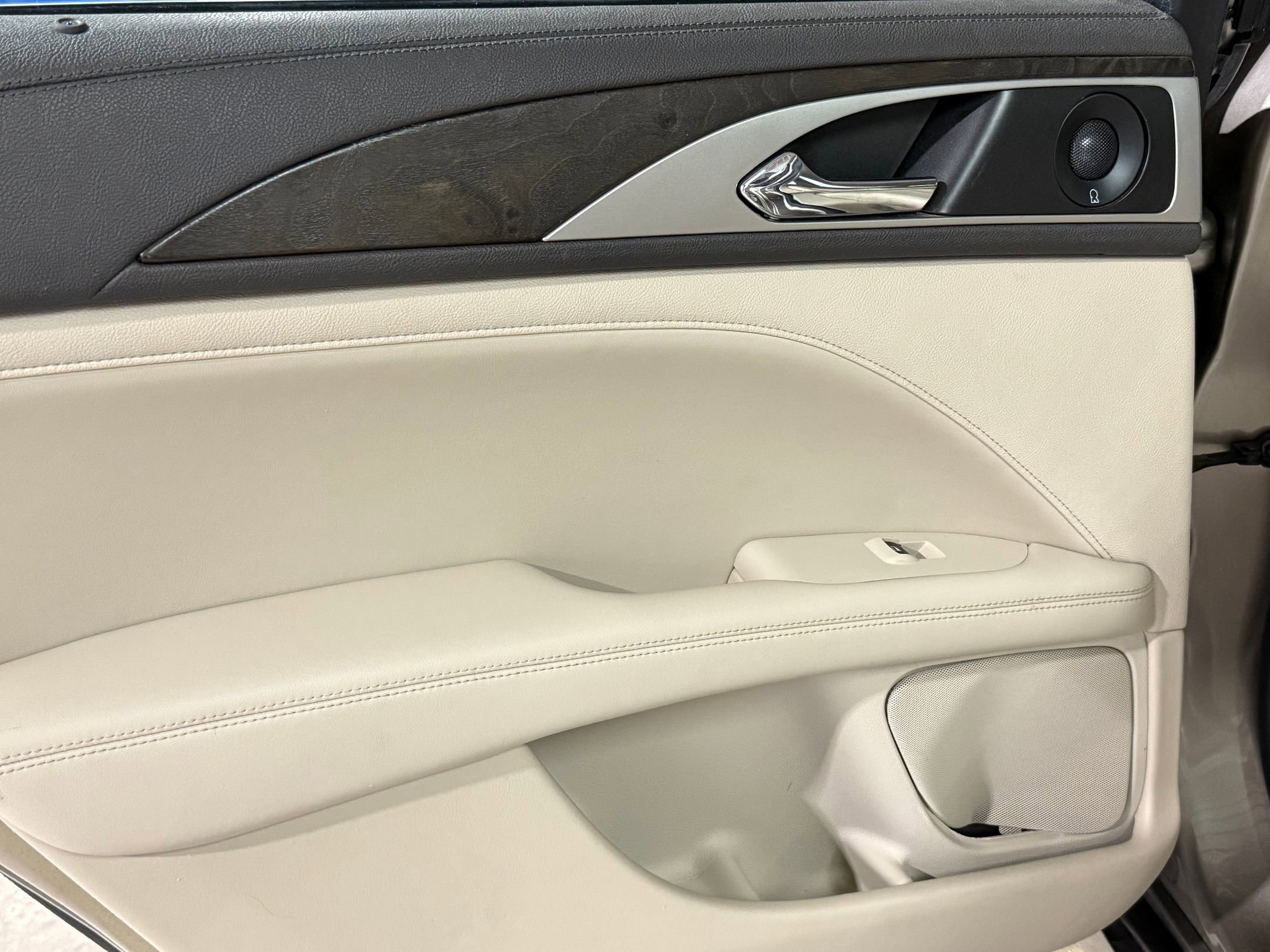 2020 Lincoln MKZ Hybrid Reserve photo 27