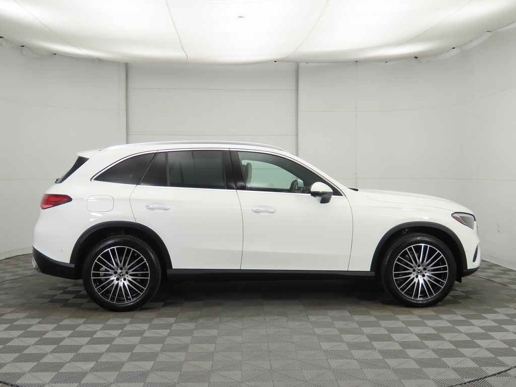 2025 Mercedes Benz GLC 300 photo 3