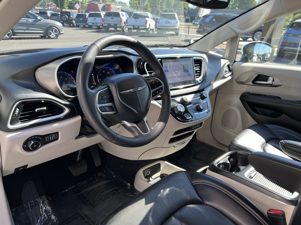 2023 Chrysler Pacifica Touring L photo 13