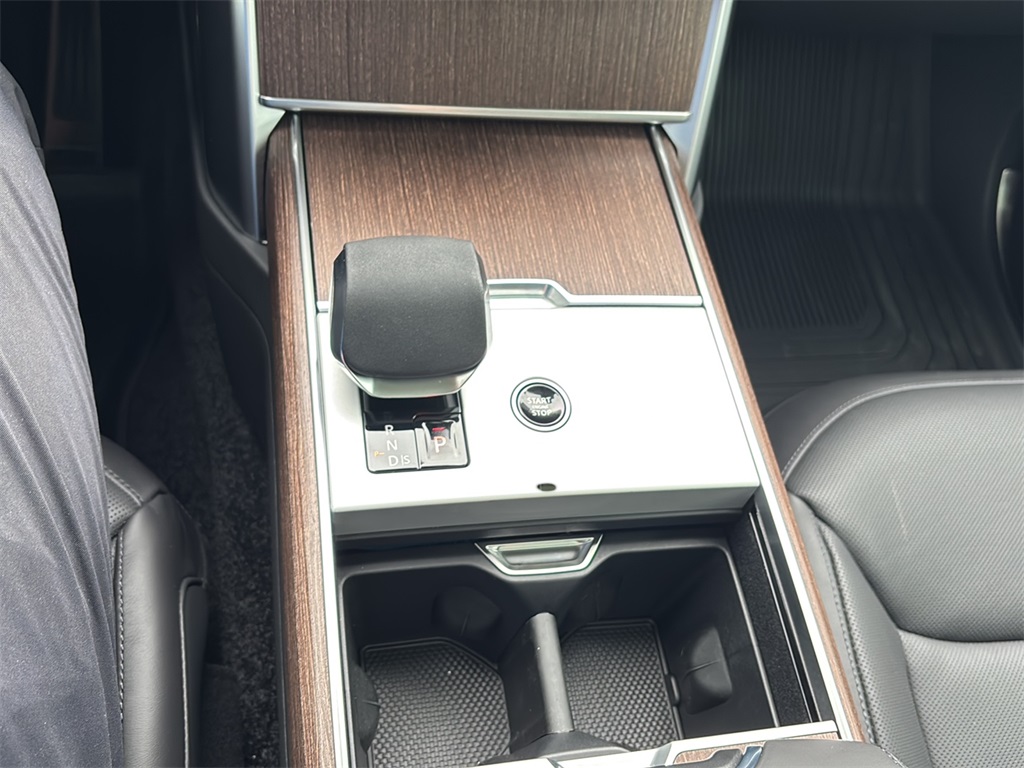 2025 Land Rover Range Rover SE photo 18