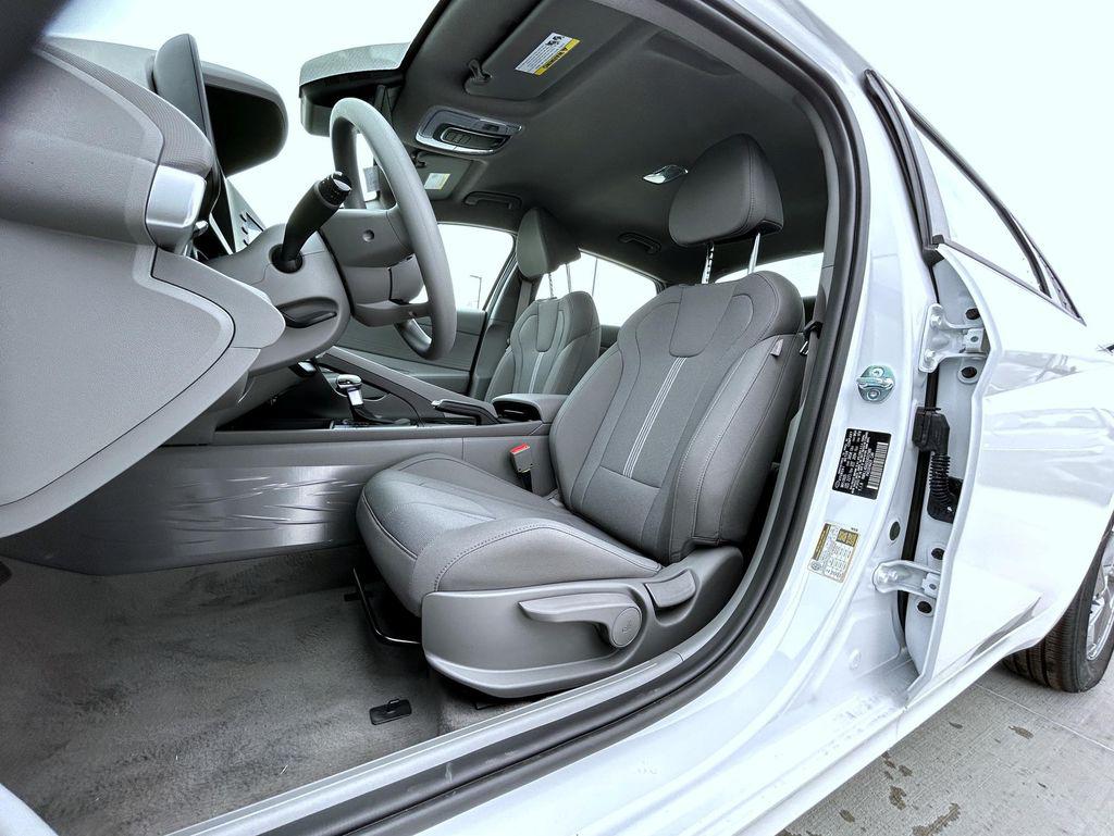 2025 Hyundai Elantra SE photo 10