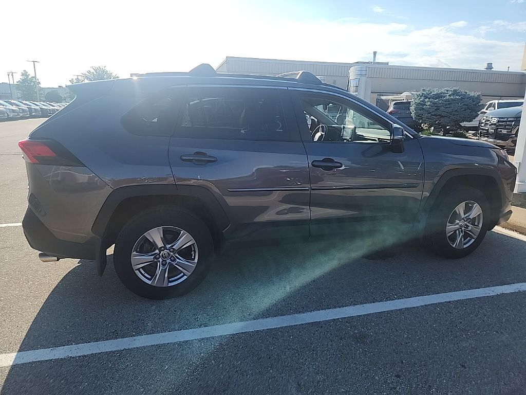 2022 Toyota RAV4 XLE photo 4