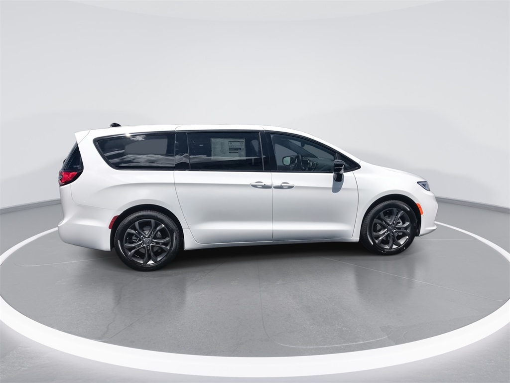 2026 Chrysler Pacifica photo 9
