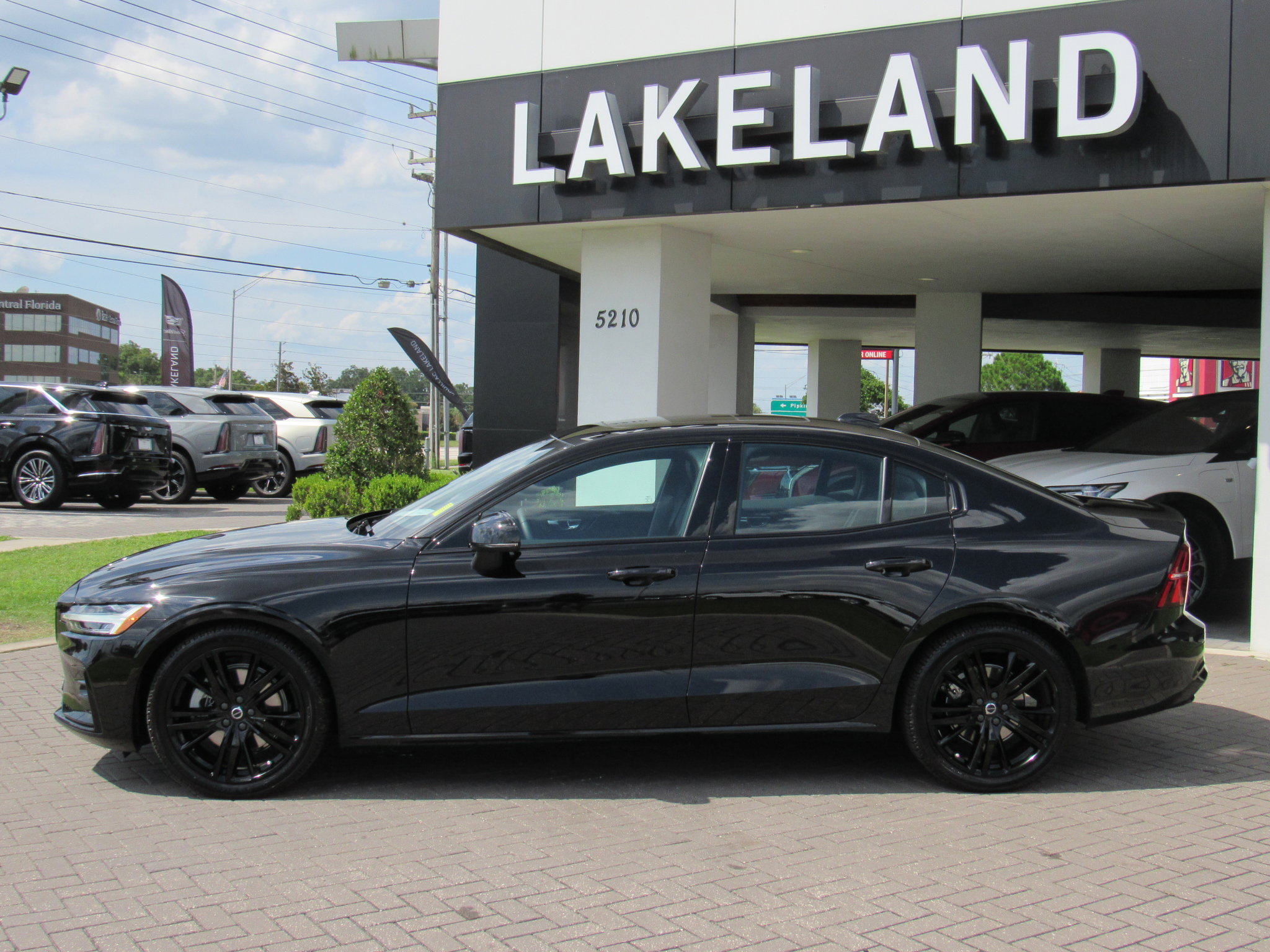 2023 Volvo S60 B5 Plus Black Edition photo 3