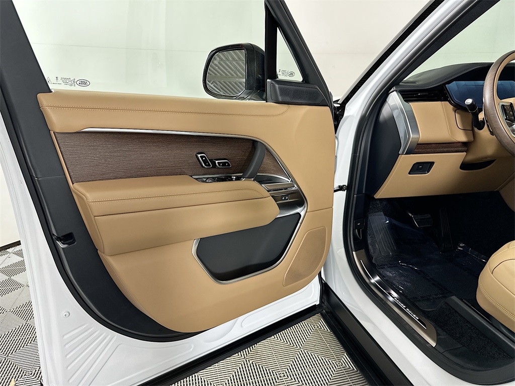 2025 Land Rover Range Rover SE photo 17
