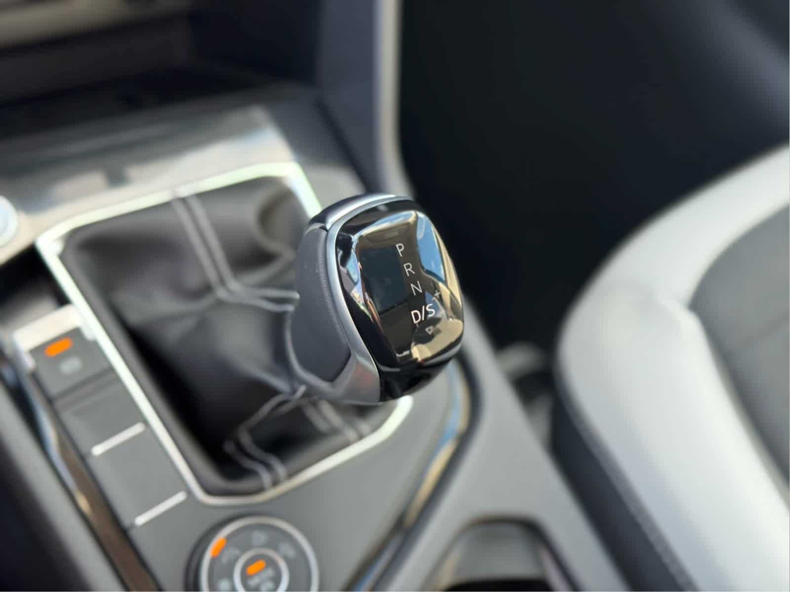 2025 Volkswagen Taos SE photo 35