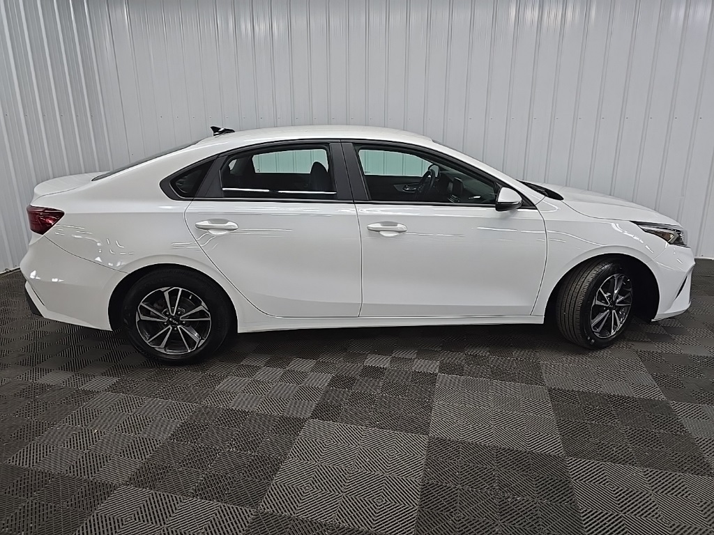 2022 Kia Forte LXS photo 2