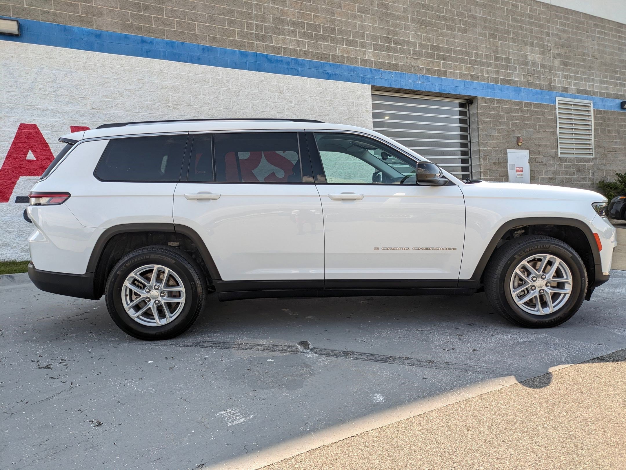 2023 Jeep Grand Cherokee Laredo photo 8