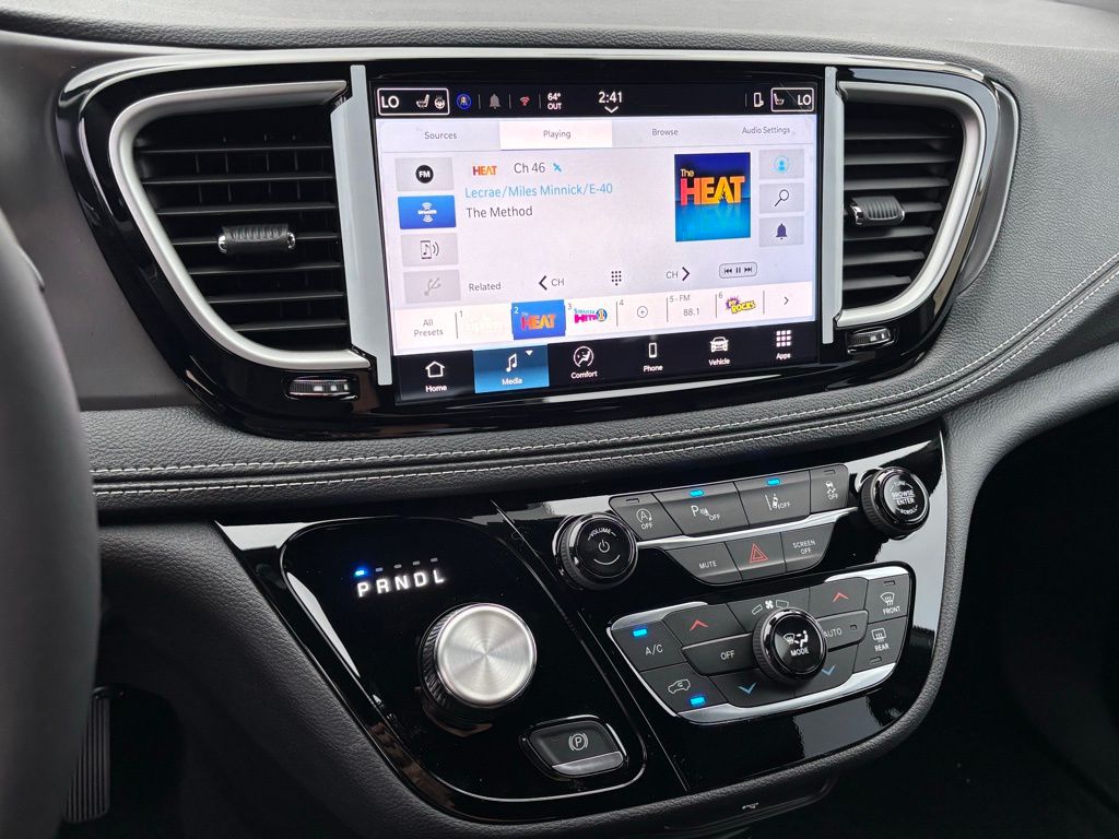 2026 Chrysler Pacifica photo 14