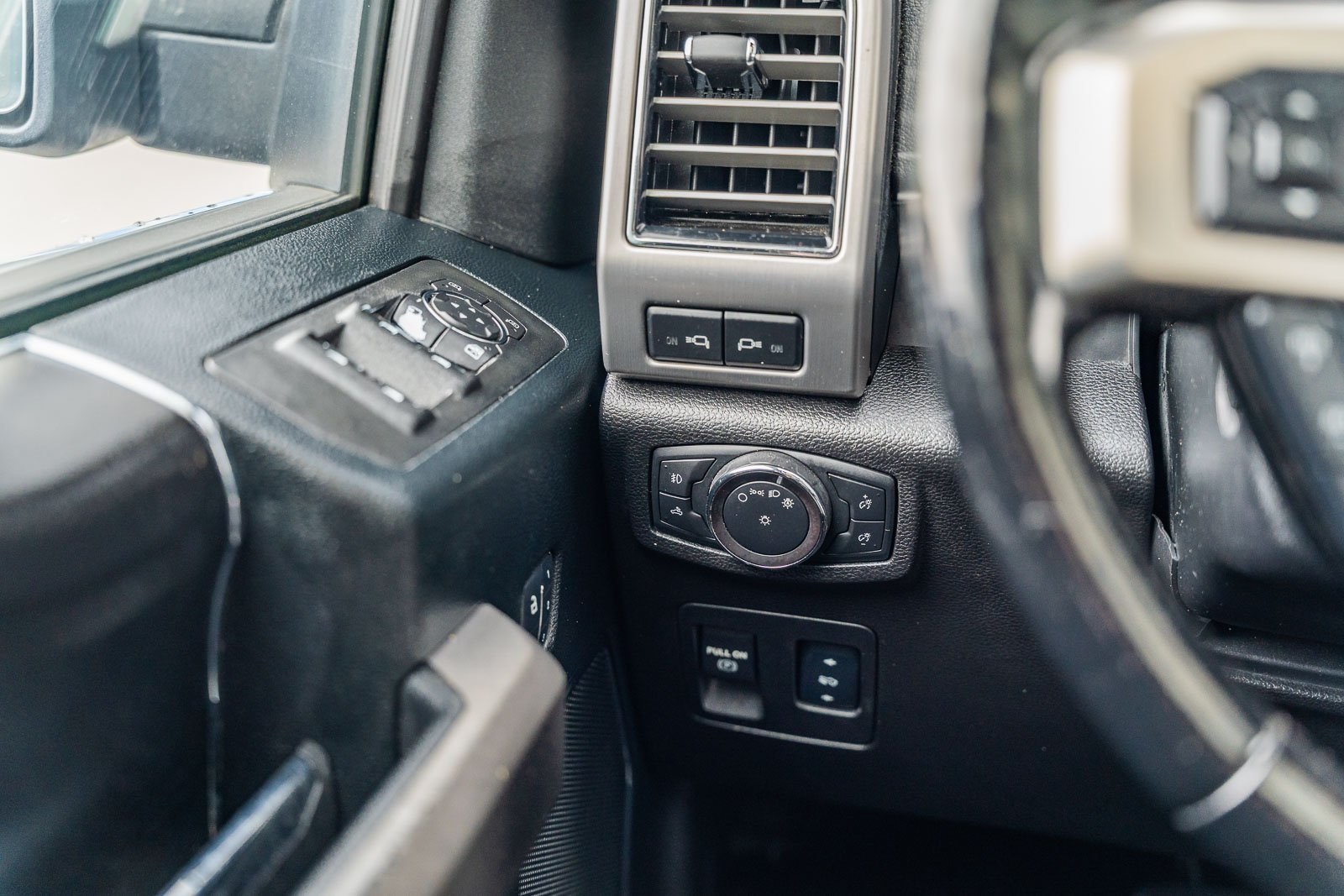 2018 Ford F-150 Platinum photo 25