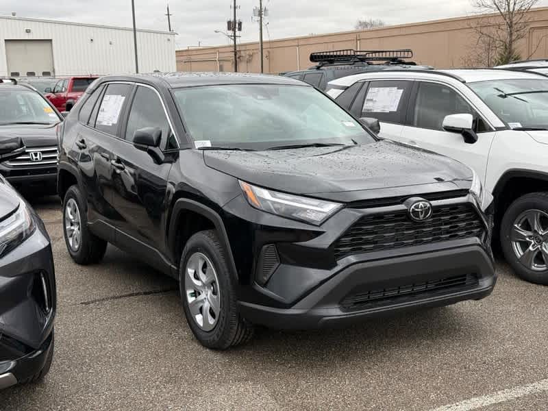 2025 Toyota RAV4 LE's photo
