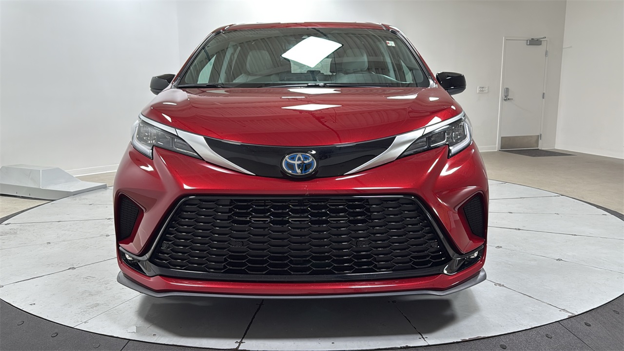 2024 Toyota Sienna XSE photo 2