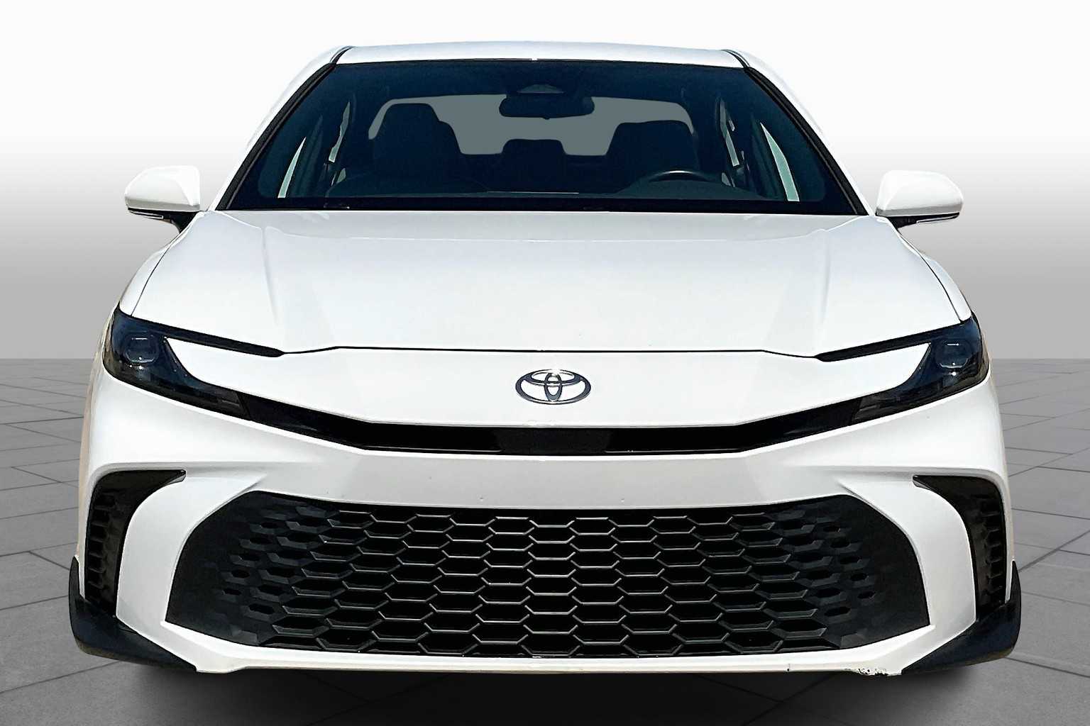 2025 Toyota Camry SE photo 3