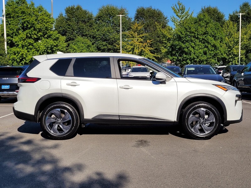 2024 Nissan Rogue SV photo 2