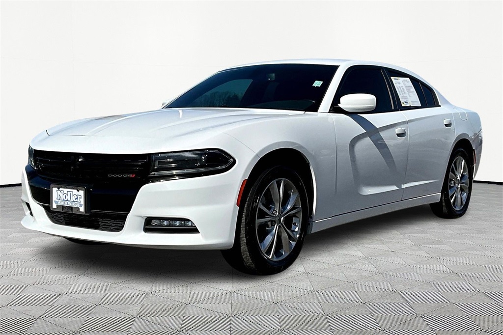Used 2022 White Dodge SXT image 1
