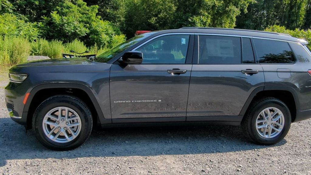 2025 Jeep Grand Cherokee Laredo X photo 2