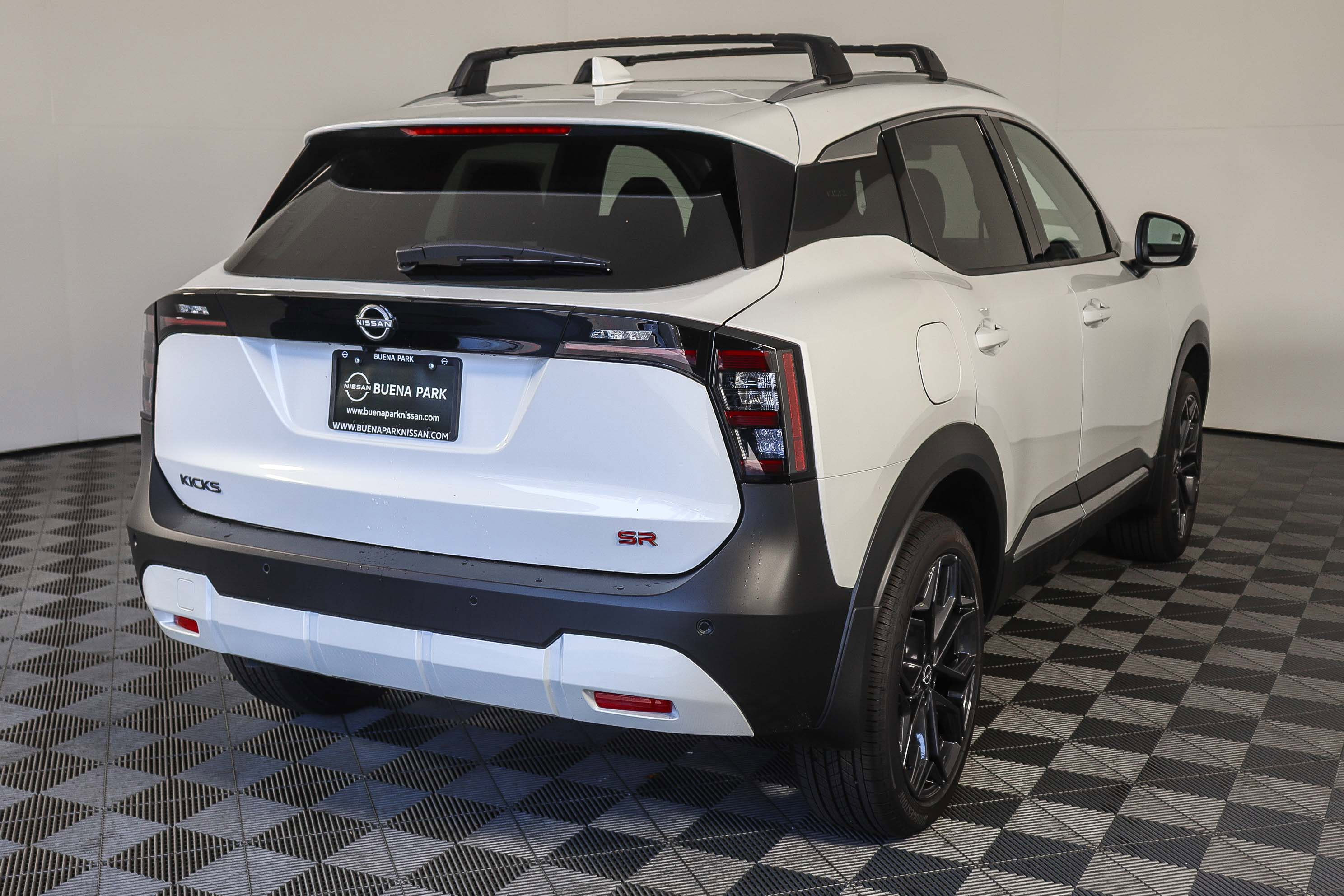 2025 Nissan Kicks SR photo 8