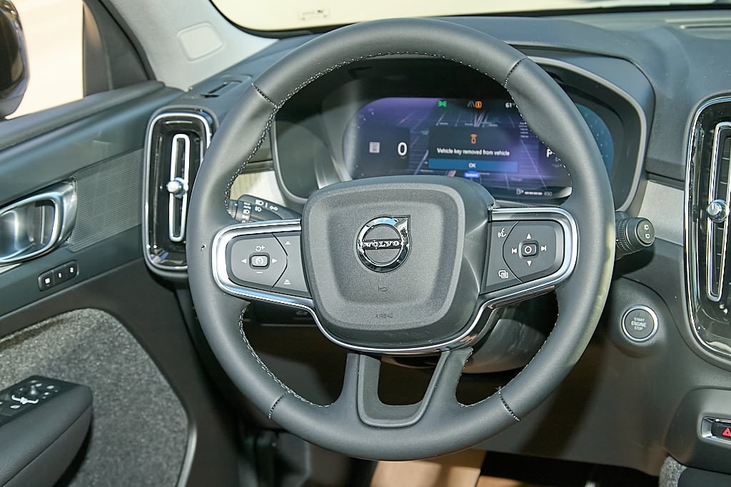 2026 VOLVO XC40 - Image 24