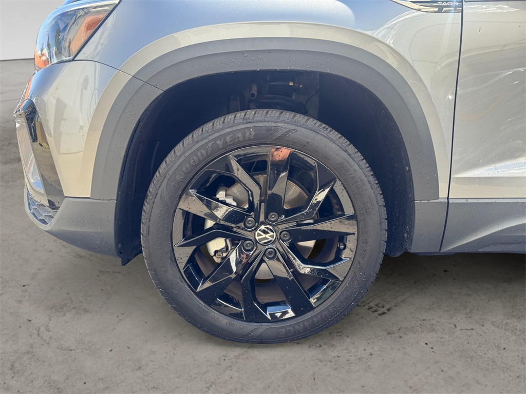 2024 Volkswagen Taos SE photo 13