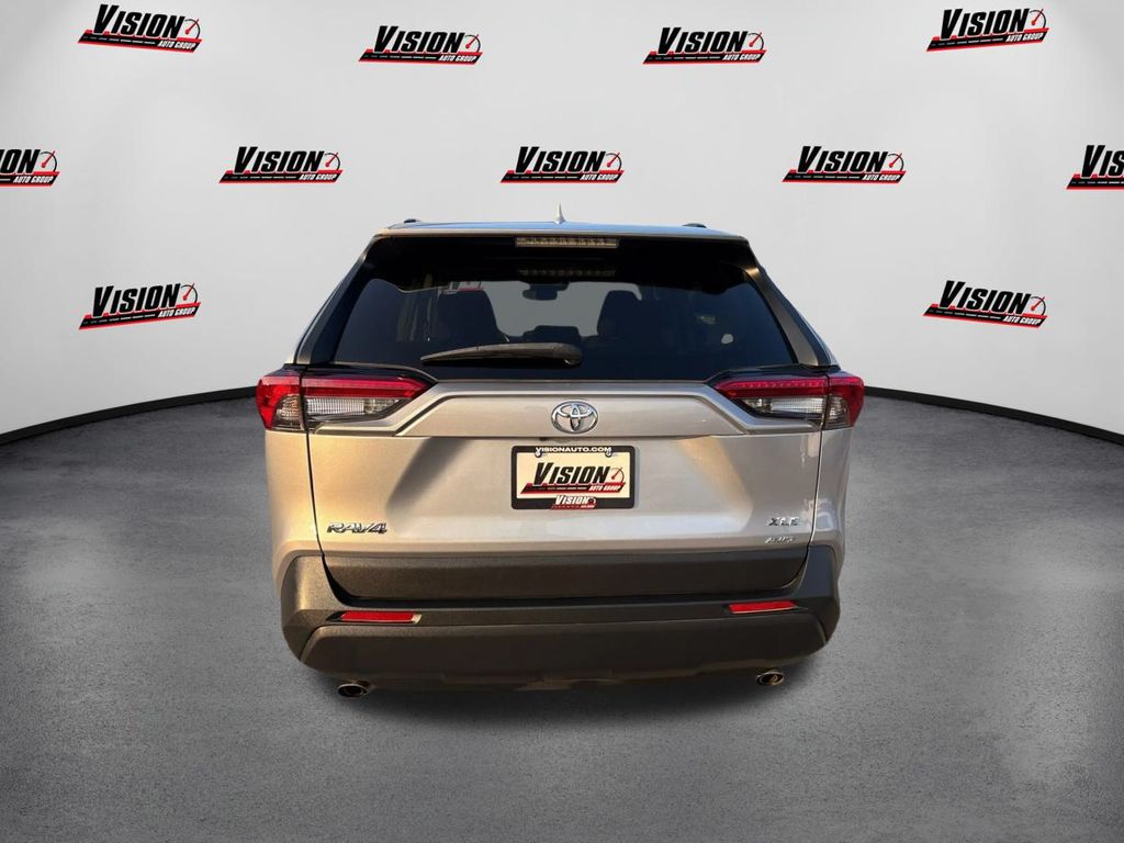 2019 Toyota RAV4 XLE photo 6