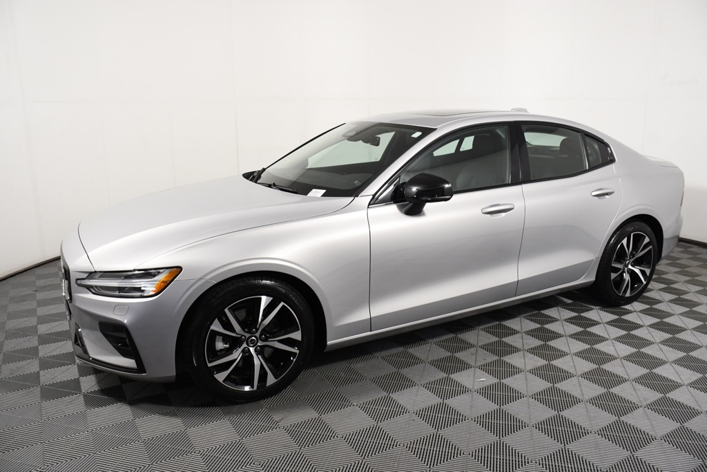 Used 2025 Volvo S60 Core with VIN 7JRL12GJ5SG365614 for sale in Richfield, Minnesota
