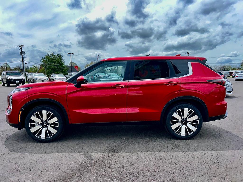 2025 Mitsubishi Outlander SE photo 4