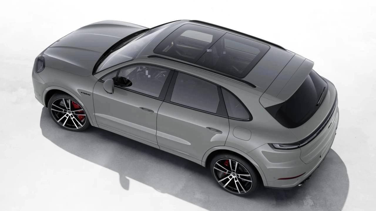 2025 Porsche Cayenne Turbo E-Hybrid photo 4