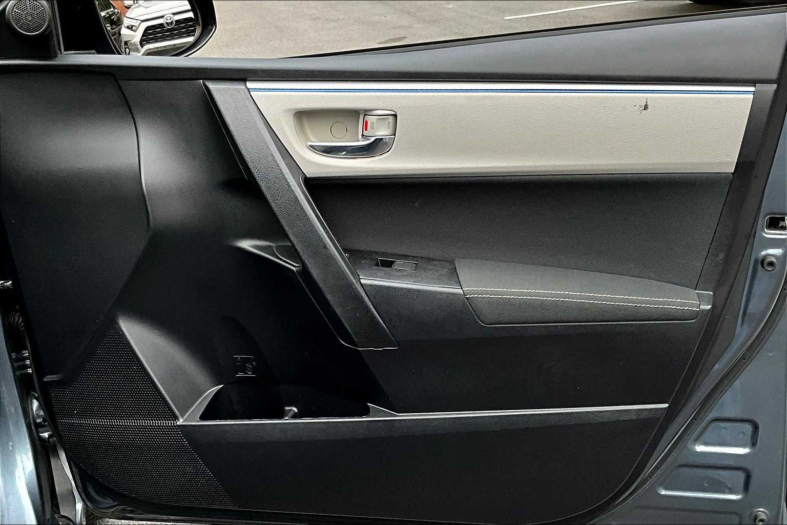 2016 Toyota Corolla LE photo 19