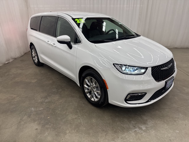 2023 Chrysler Pacifica Touring L's photo