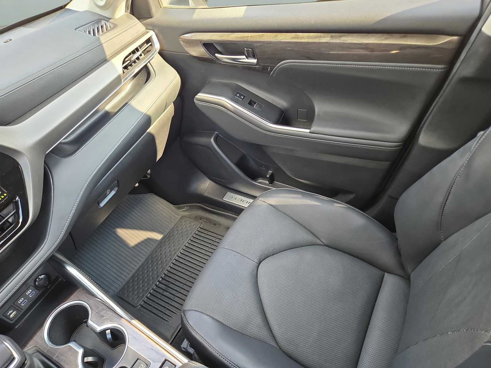 2022 Toyota Highlander Limited photo 16