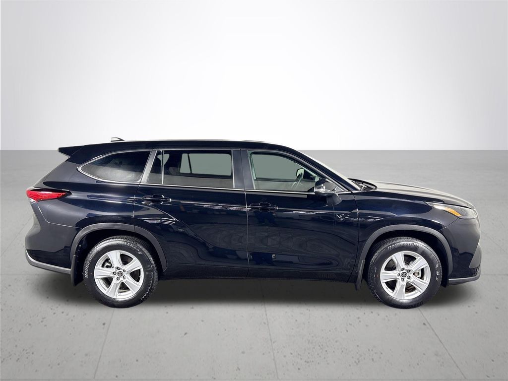 2023 Toyota Highlander LE photo 5