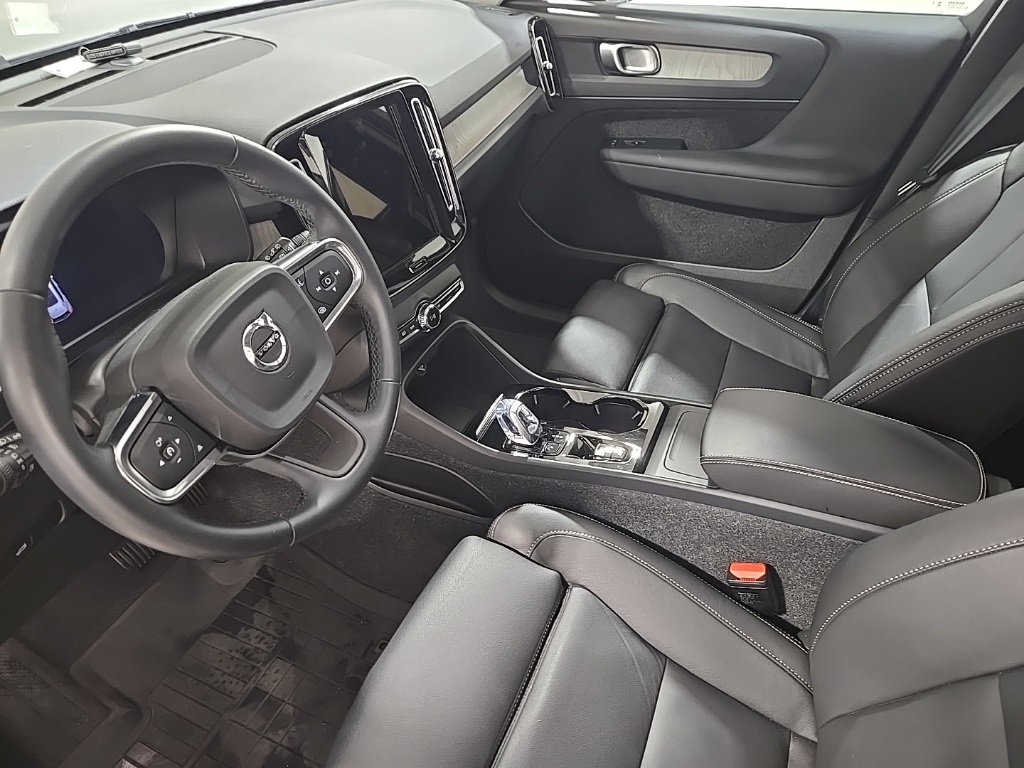 2025 Volvo XC40 Plus photo 21