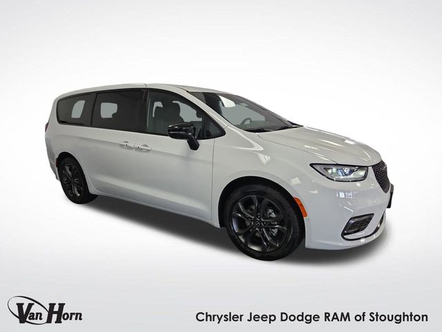 2026 Chrysler Pacifica Select's photo