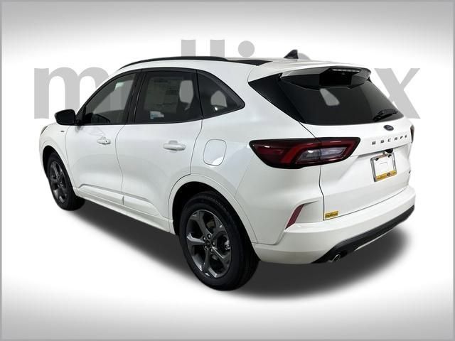2024 Ford Escape Hybrid ST-Line photo 3