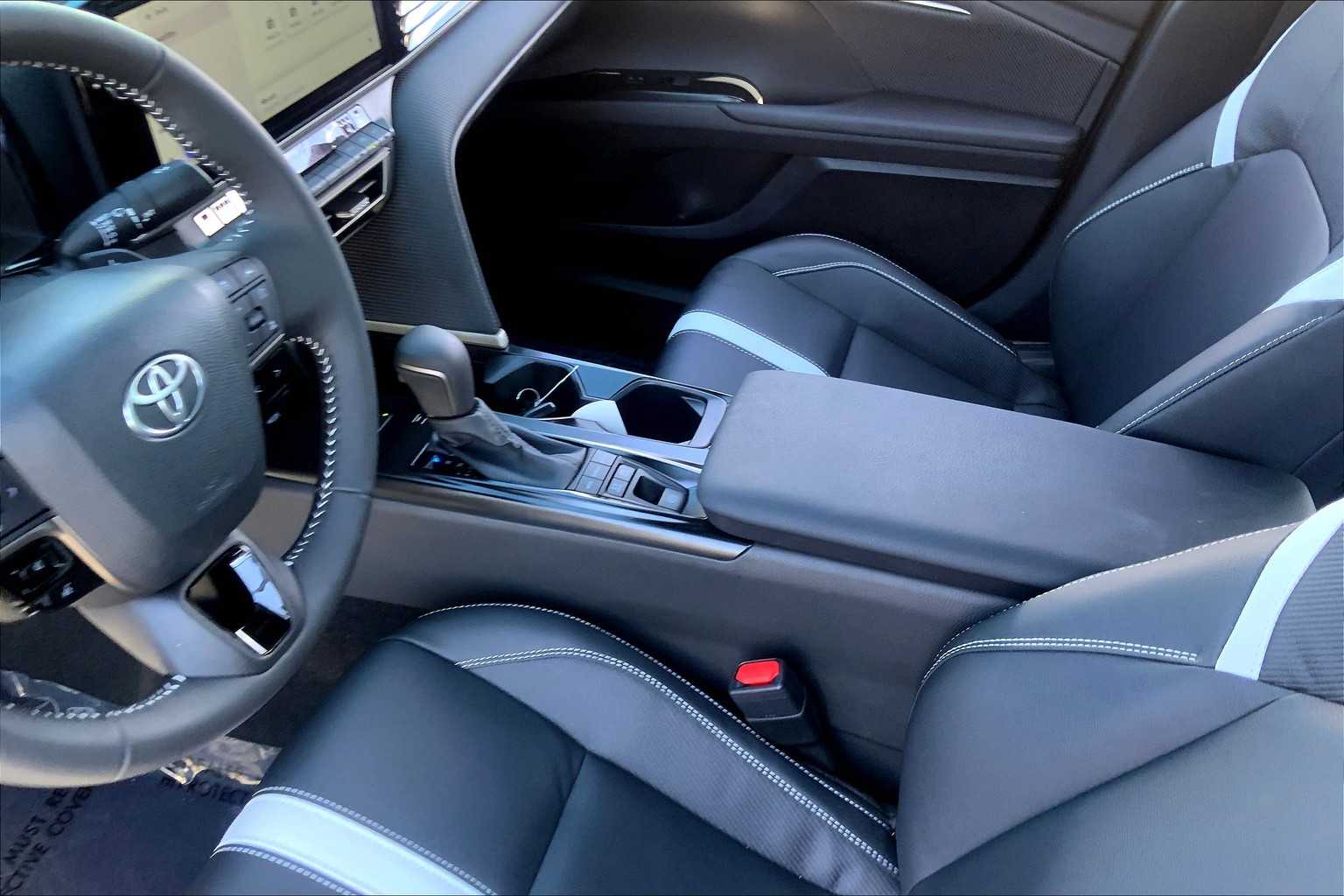 2025 Toyota Camry SE photo 13