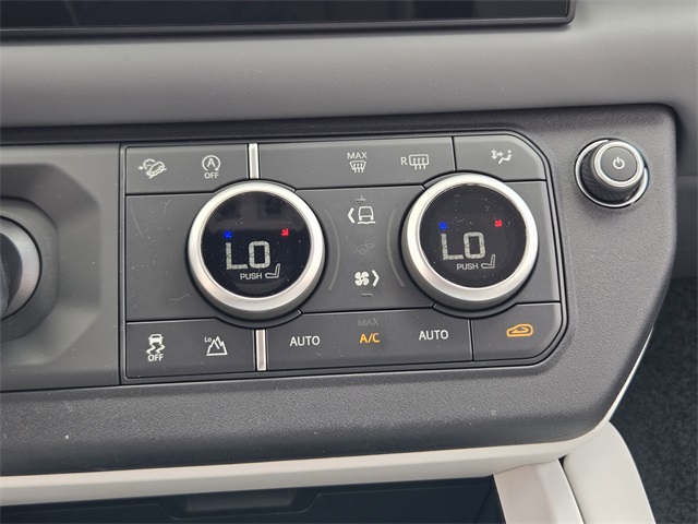 2025 Land Rover Defender 110 X-Dynamic SE photo 13