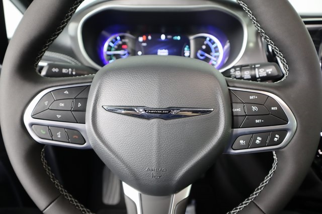 2025 Chrysler Pacifica Hybrid photo 11