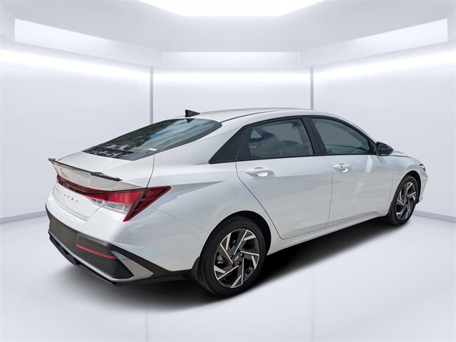2025 Hyundai Elantra SEL Sport photo 3