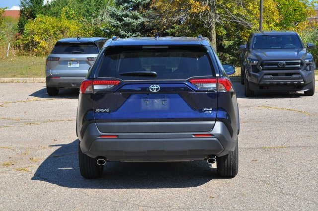 2025 Toyota RAV4 XLE photo 4