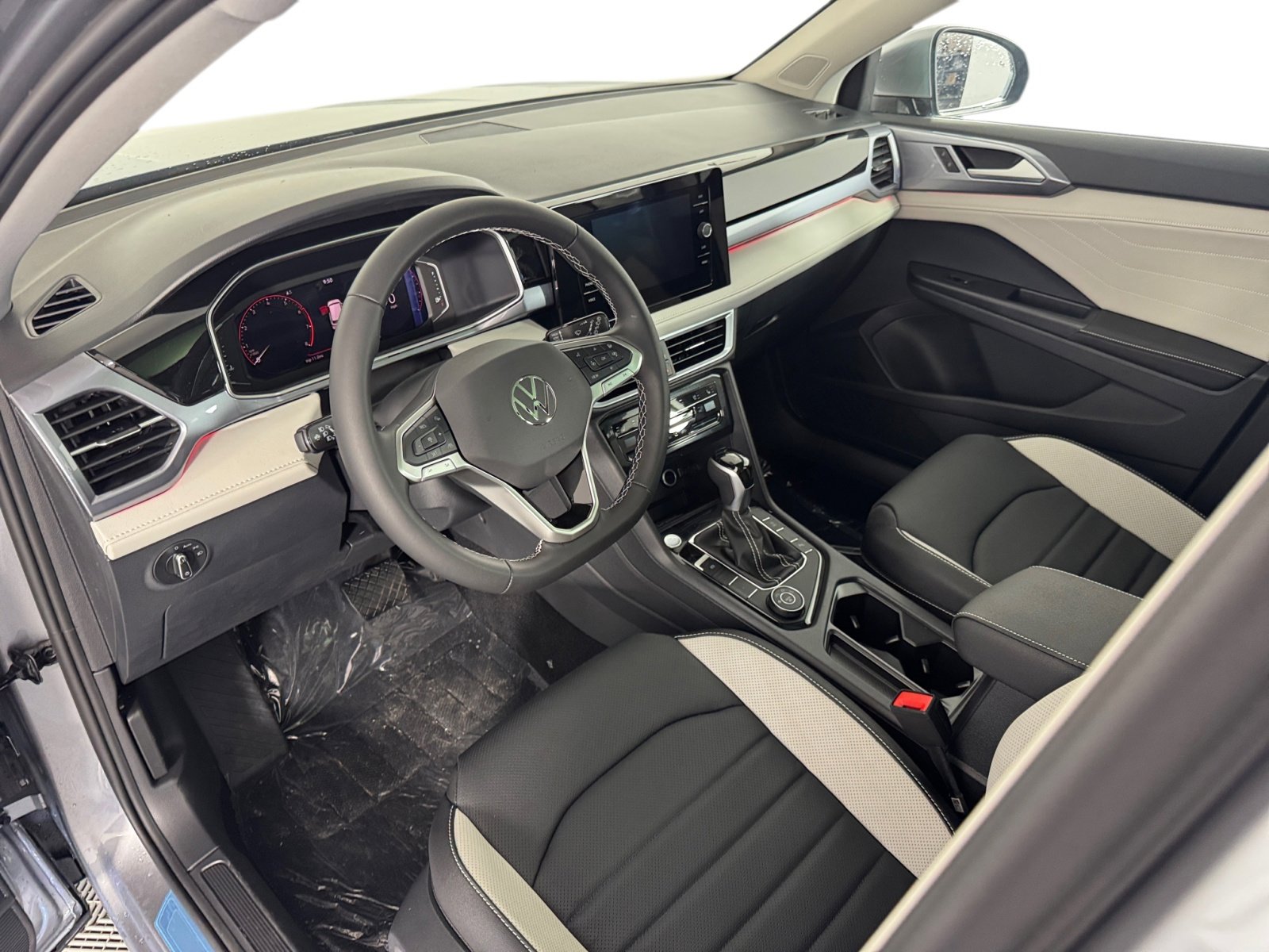 2025 Volkswagen Taos SEL photo 2