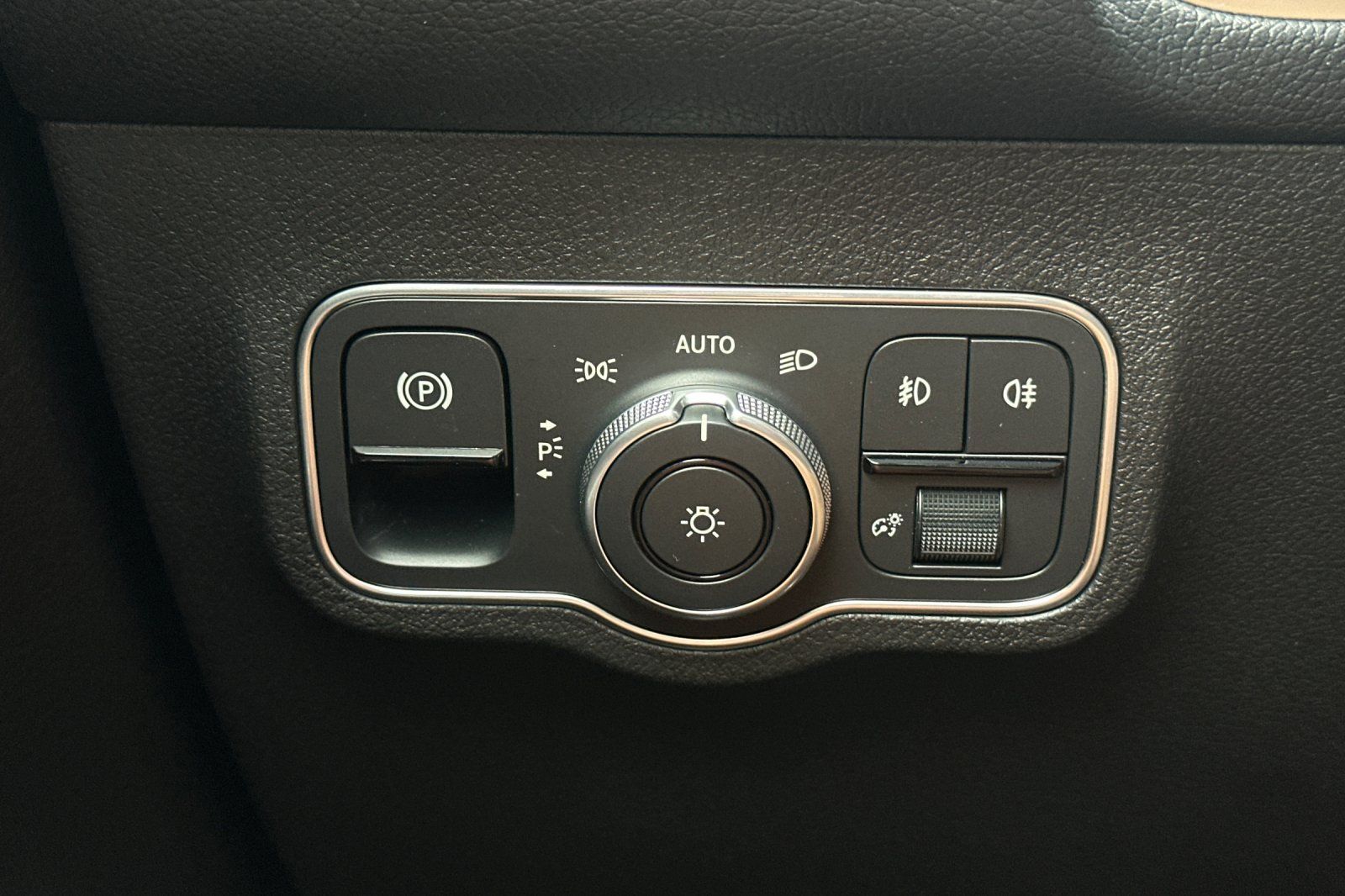 2025 Mercedes Benz GLB 250 photo 24