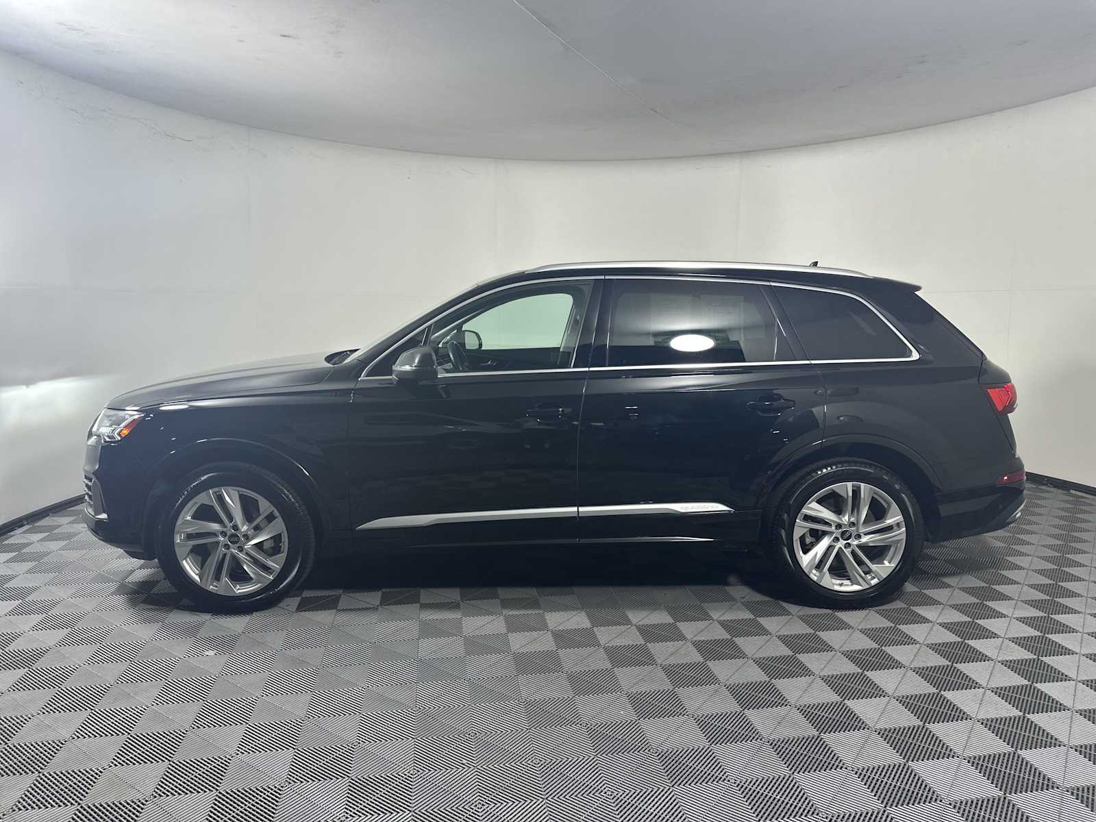 2023 Audi Q7 55 Premium Plus photo 3