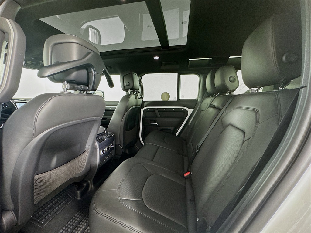2025 Land Rover Defender 110 X-Dynamic SE photo 16