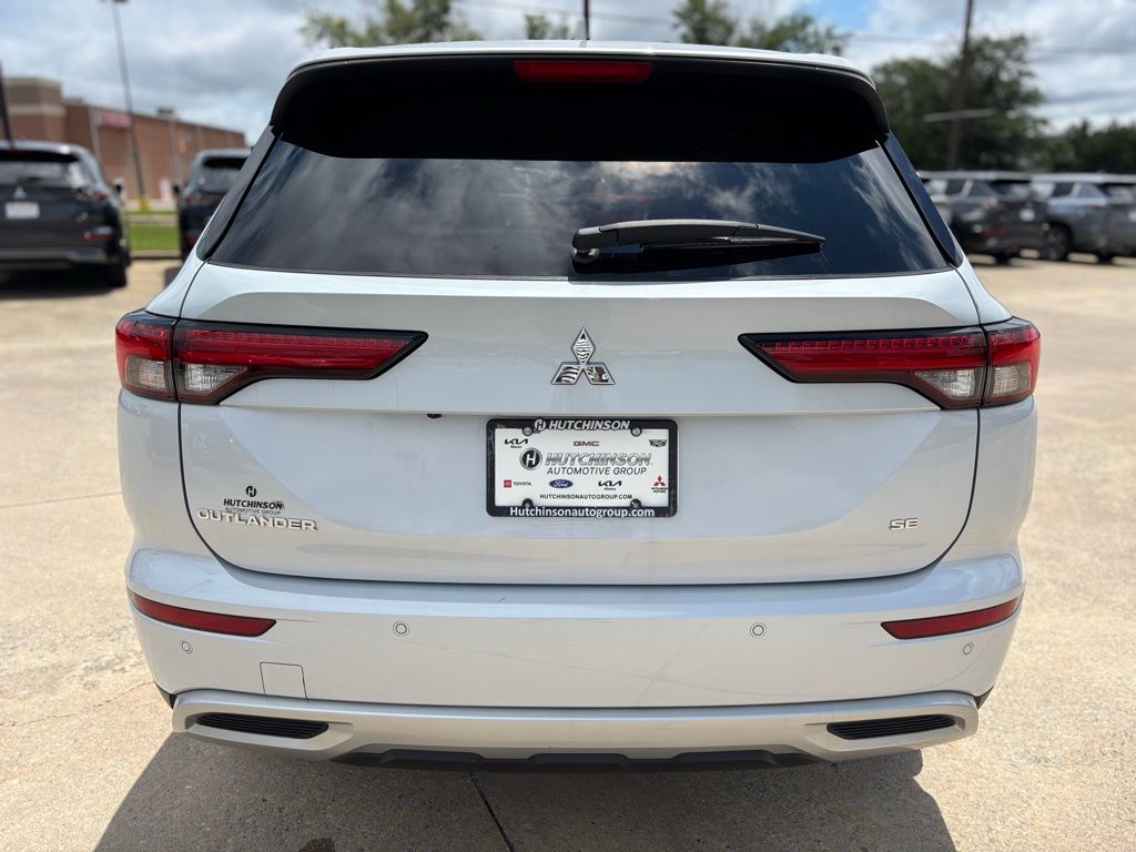 2024 Mitsubishi Outlander SE photo 6