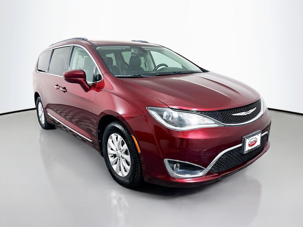 2017 Chrysler Pacifica Touring L photo 3