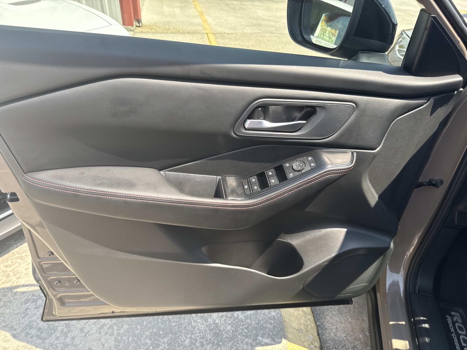 2025 Nissan Rogue SV photo 17