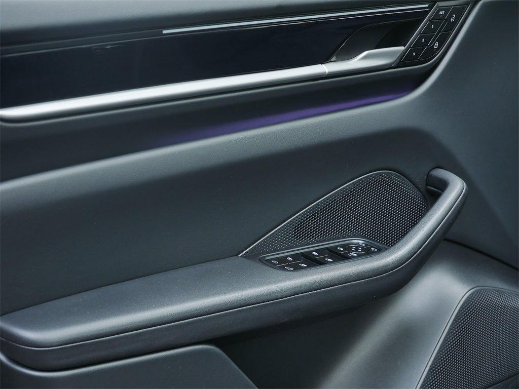 2025 Porsche Macan Electric 4 photo 9