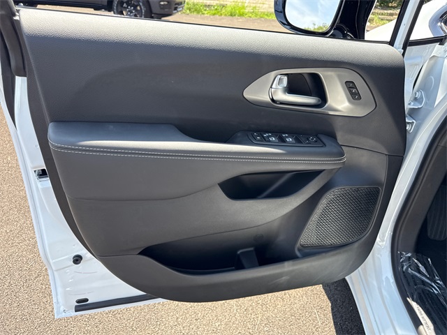2026 Chrysler Pacifica photo 8